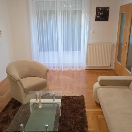 Family Apartment-Csaladias Hangulat Gyor Exterior photo